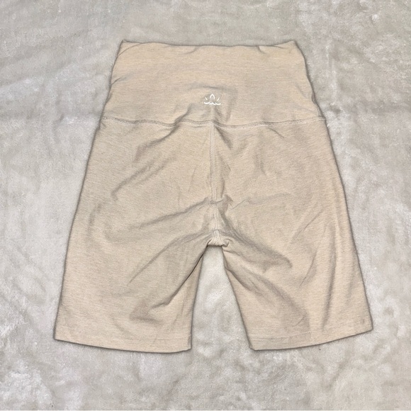 Beyond Yoga Cream Buttery Soft Biker Short Size Small - Picture 4 of 8